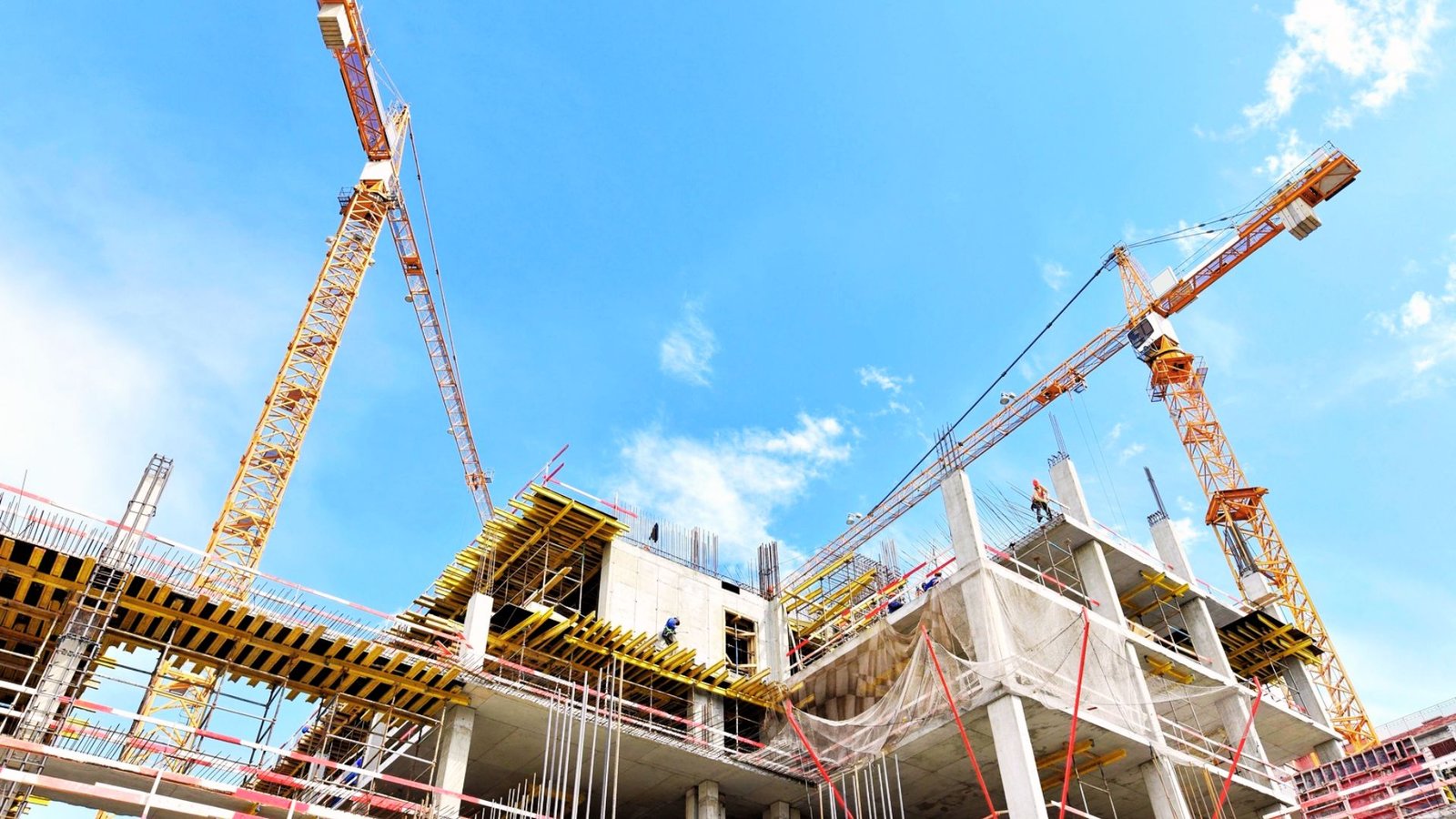 Commercial construction team working during the building phase.