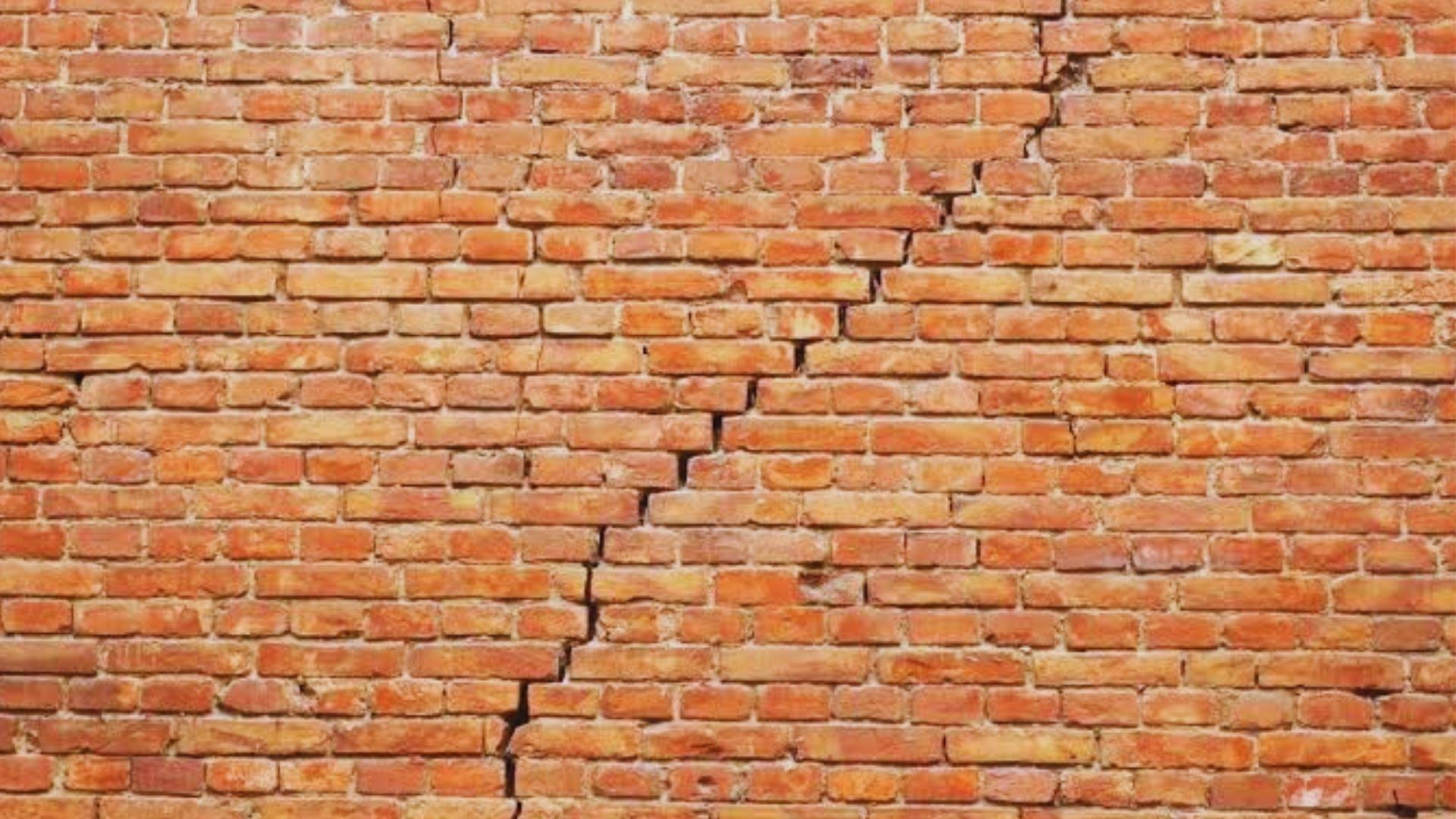A breaking pattern in a new brick wall