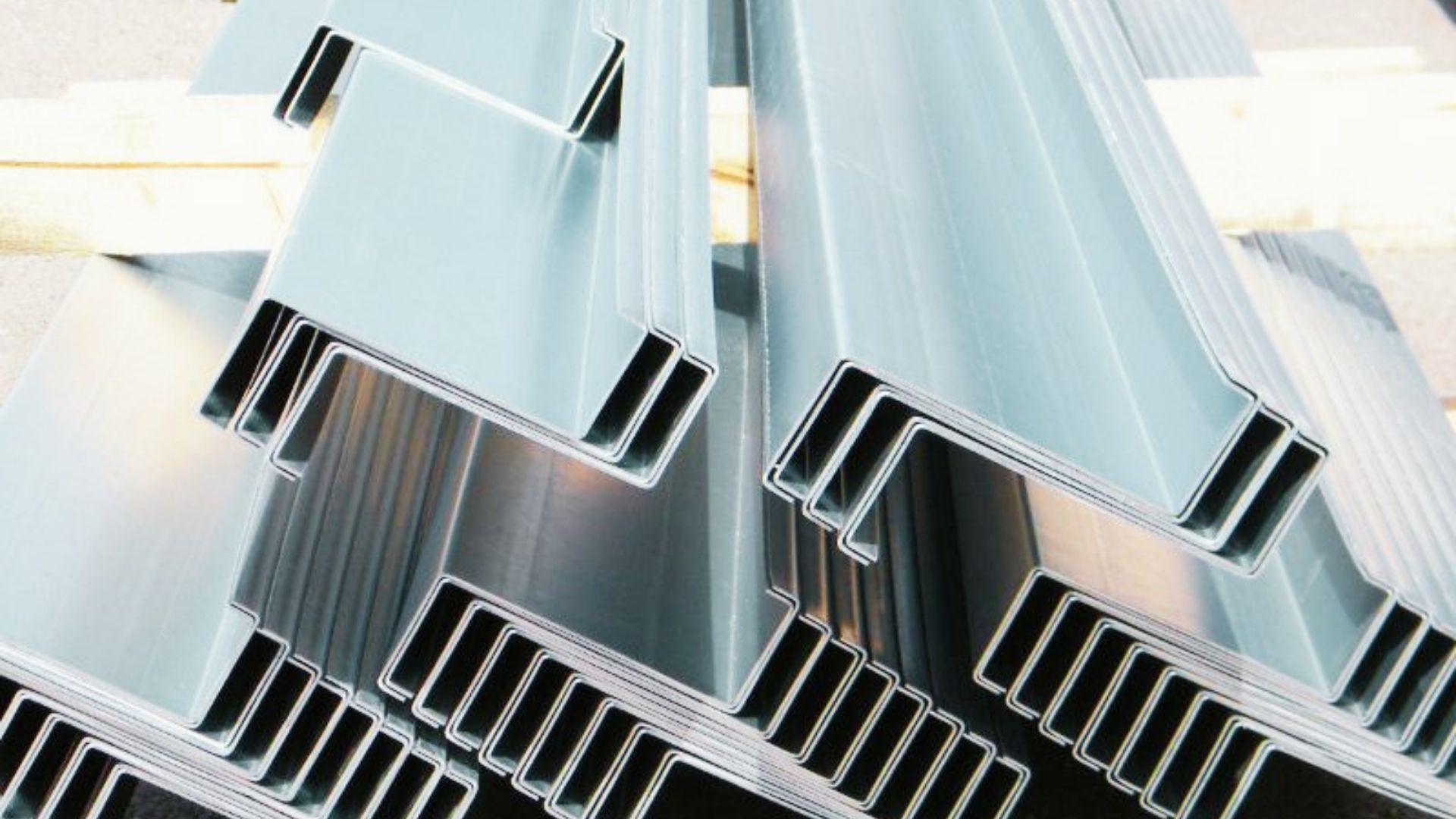 Z-shaped steel purlins with an overlapping roof connection.