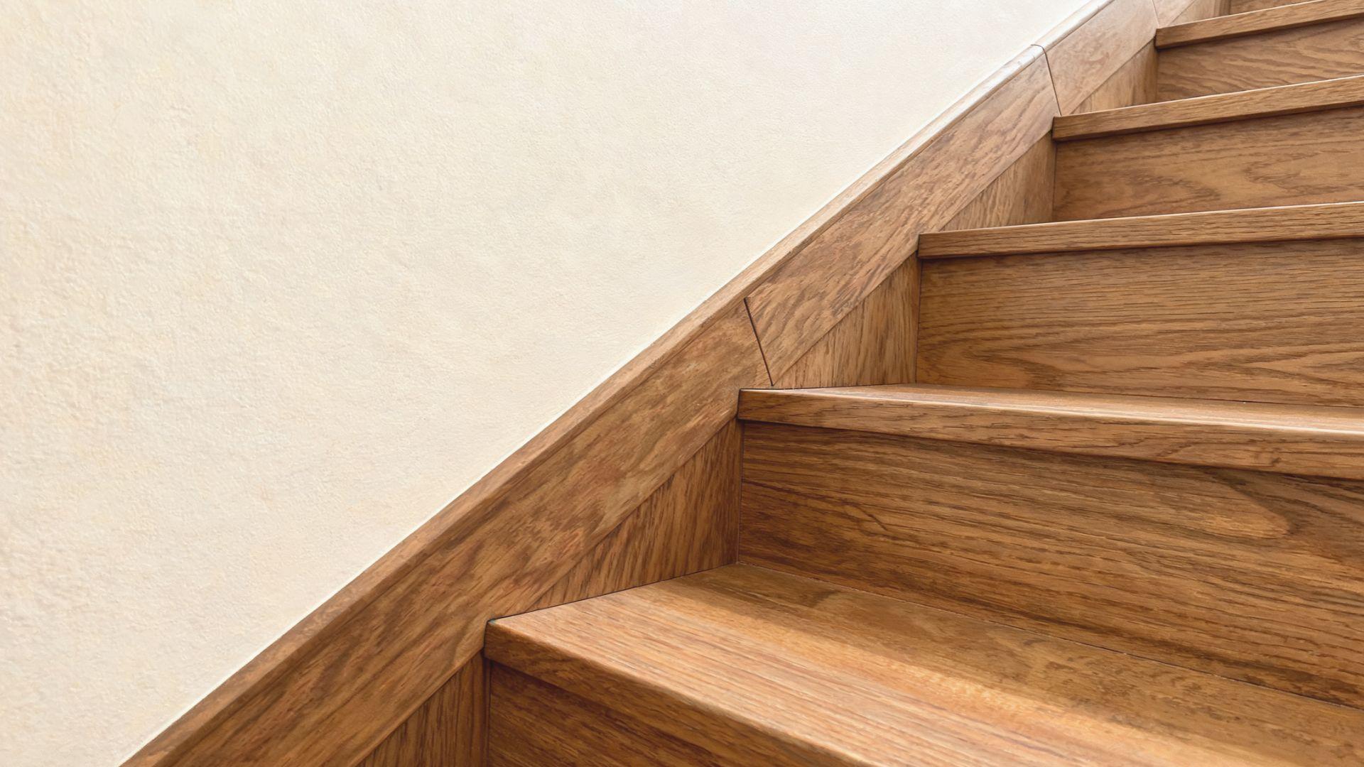 Wooden skirtboard covering the gap between staircase stringer and wall
